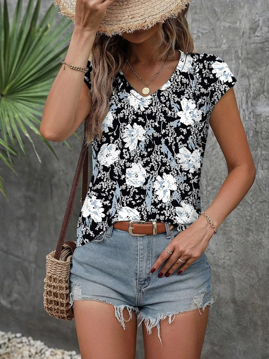 Zeagoo 2025 Women's Tank Top V Neck Eyelet T Shirts Cap Sleeve Tops Loose Fit Blouses Dressy Casual Summer Basic Shirts