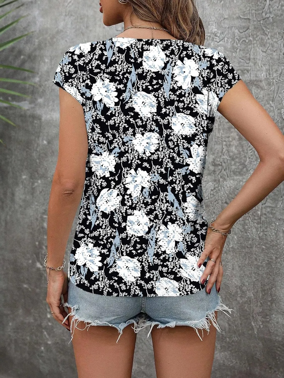Zeagoo 2025 Women's Tank Top V Neck Eyelet T Shirts Cap Sleeve Tops Loose Fit Blouses Dressy Casual Summer Basic Shirts